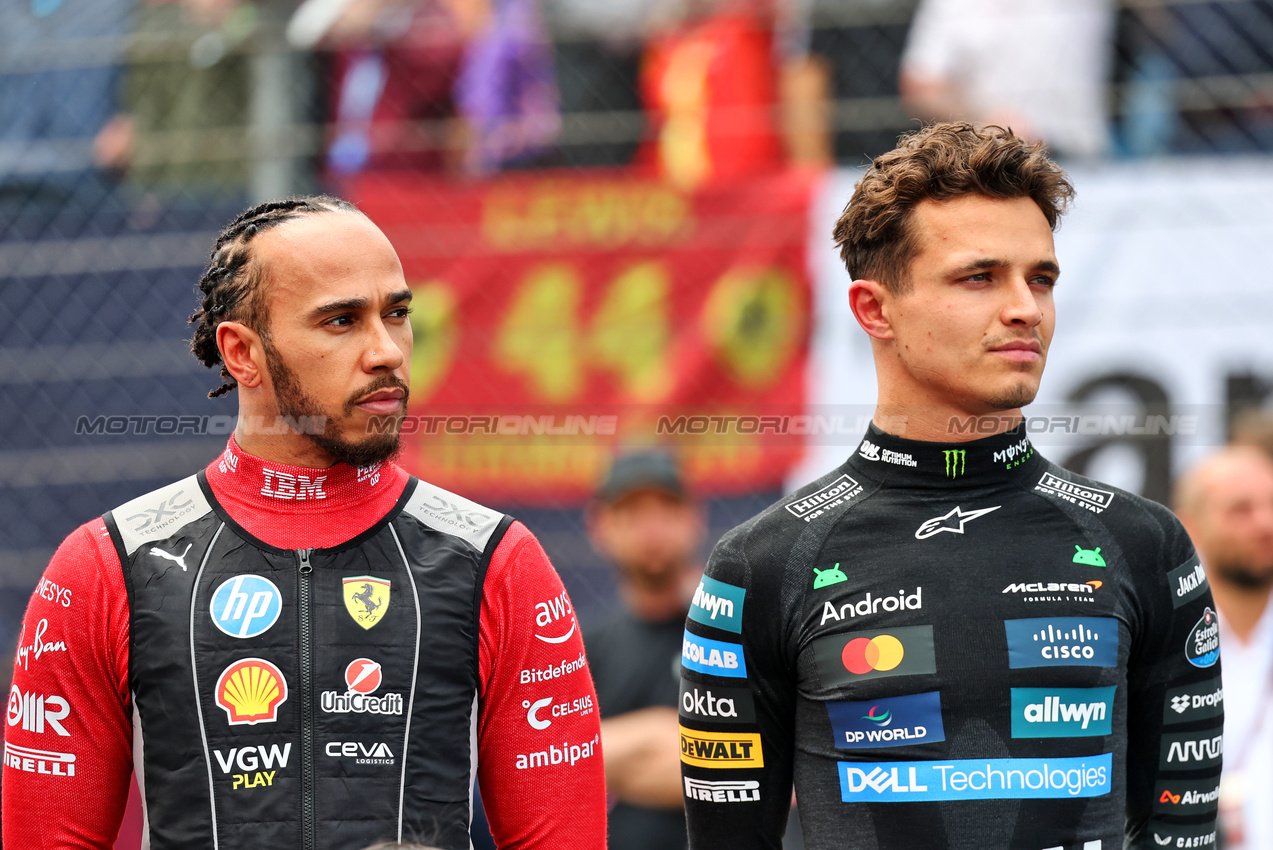 GP GRAN BRETAGNA, (L to R): Lewis Hamilton (GBR) Ferrari e Lando Norris (GBR) as the grid observes the national anthem.

06.07.2025. Formula 1 World Championship, Rd 12, British Grand Prix, Silverstone, England, Gara Day.

- www.xpbimages.com, EMail: requests@xpbimages.com © Copyright: Batchelor / XPB Images
