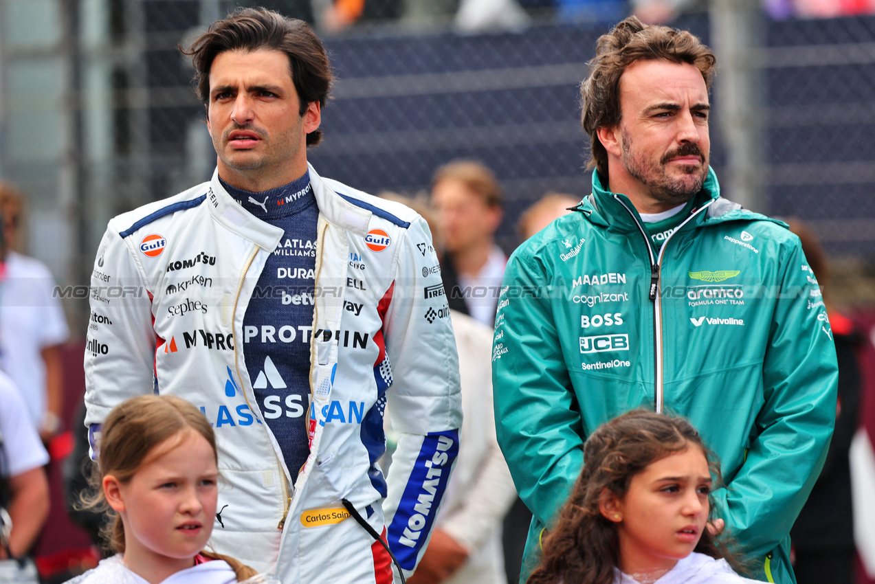 GP GRAN BRETAGNA, (L to R): Carlos Sainz (ESP) Atlassian Williams Racing e Fernando Alonso (ESP) Aston Martin F1 Team as the grid observes the national anthem.

06.07.2025. Formula 1 World Championship, Rd 12, British Grand Prix, Silverstone, England, Gara Day.

- www.xpbimages.com, EMail: requests@xpbimages.com © Copyright: Batchelor / XPB Images