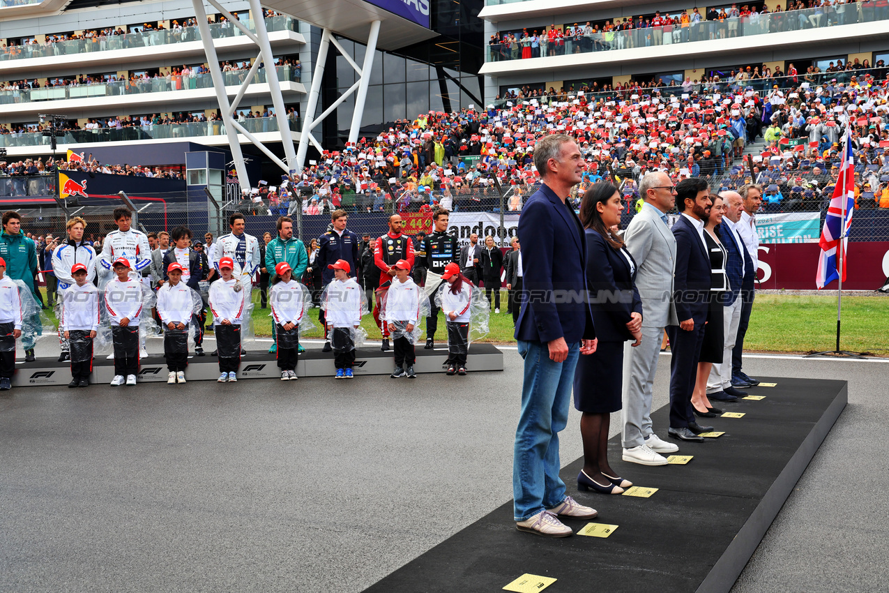 GP GRAN BRETAGNA, Stefano Domenicali (ITA) Formula One President e CEO e Mohammed Bin Sulayem (UAE) FIA President as the grid observes the national anthem.

06.07.2025. Formula 1 World Championship, Rd 12, British Grand Prix, Silverstone, England, Gara Day.

- www.xpbimages.com, EMail: requests@xpbimages.com © Copyright: Batchelor / XPB Images