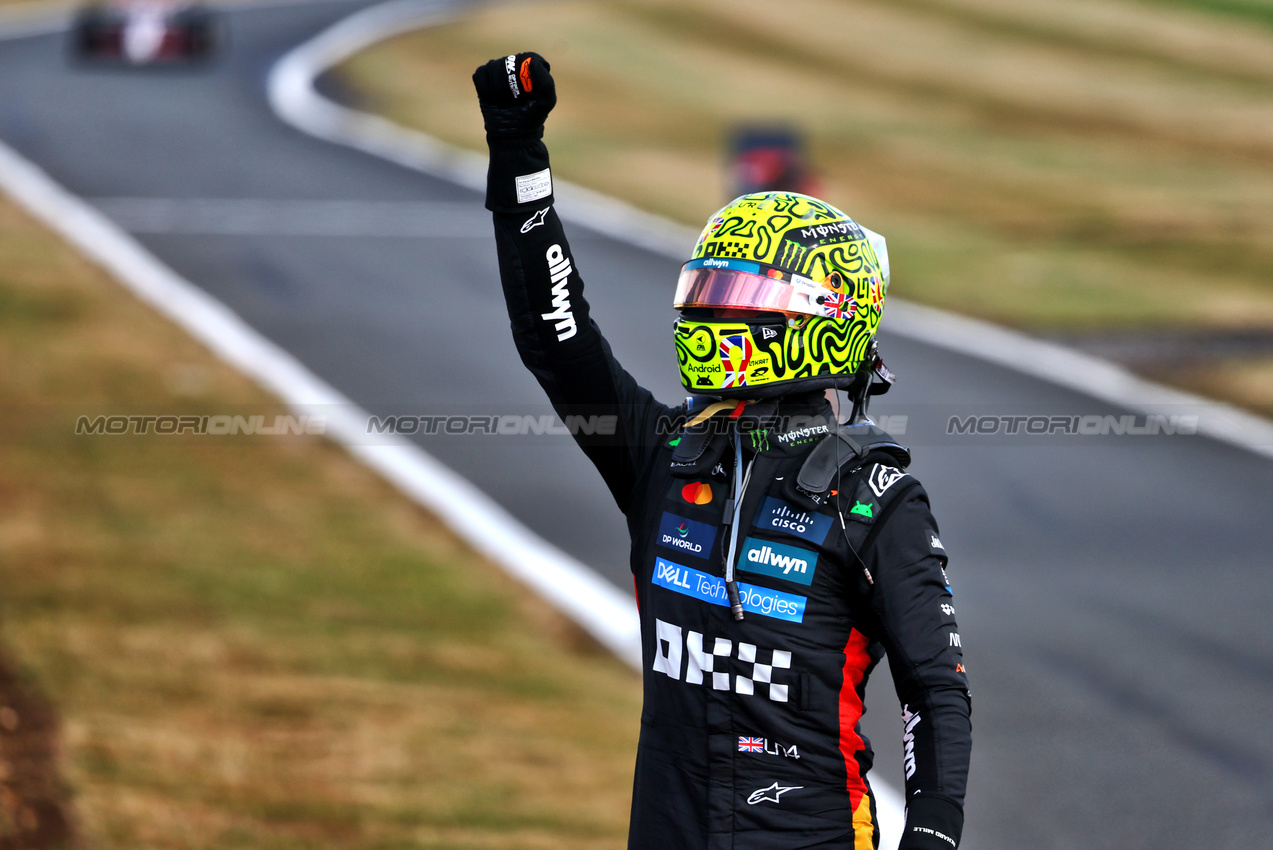 GP GRAN BRETAGNA, Gara winner Lando Norris (GBR) McLaren celebrates in parc ferme.

06.07.2025. Formula 1 World Championship, Rd 12, British Grand Prix, Silverstone, England, Gara Day.

- www.xpbimages.com, EMail: requests@xpbimages.com © Copyright: Batchelor / XPB Images