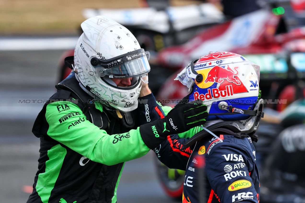 GP GRAN BRETAGNA, (L to R): Nico Hulkenberg (GER) Sauber celebrates his third position in parc ferme with Max Verstappen (NLD) Red Bull Racing.

06.07.2025. Formula 1 World Championship, Rd 12, British Grand Prix, Silverstone, England, Gara Day.

- www.xpbimages.com, EMail: requests@xpbimages.com © Copyright: Batchelor / XPB Images