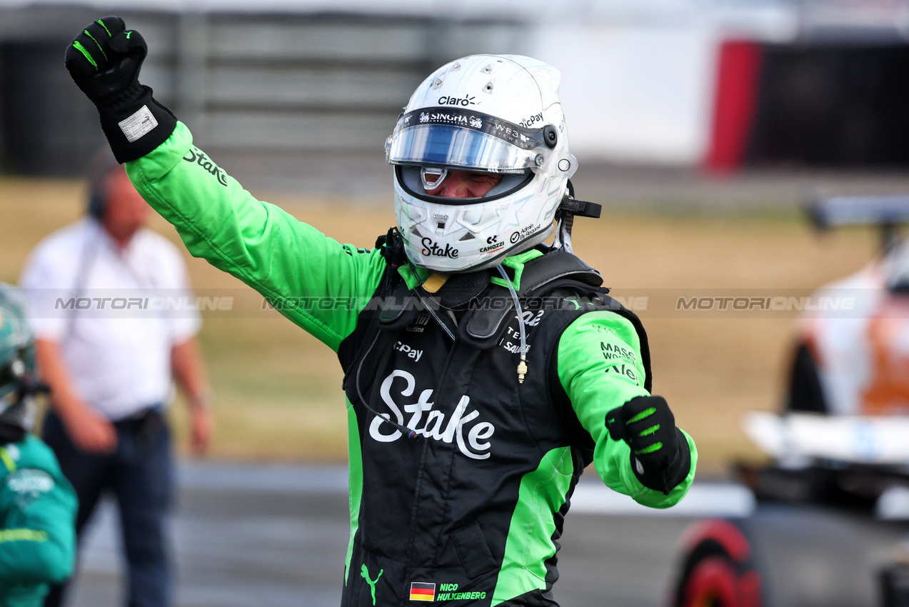 GP GRAN BRETAGNA, Nico Hulkenberg (GER) Sauber celebrates his third position in parc ferme.

06.07.2025. Formula 1 World Championship, Rd 12, British Grand Prix, Silverstone, England, Gara Day.

- www.xpbimages.com, EMail: requests@xpbimages.com © Copyright: Batchelor / XPB Images