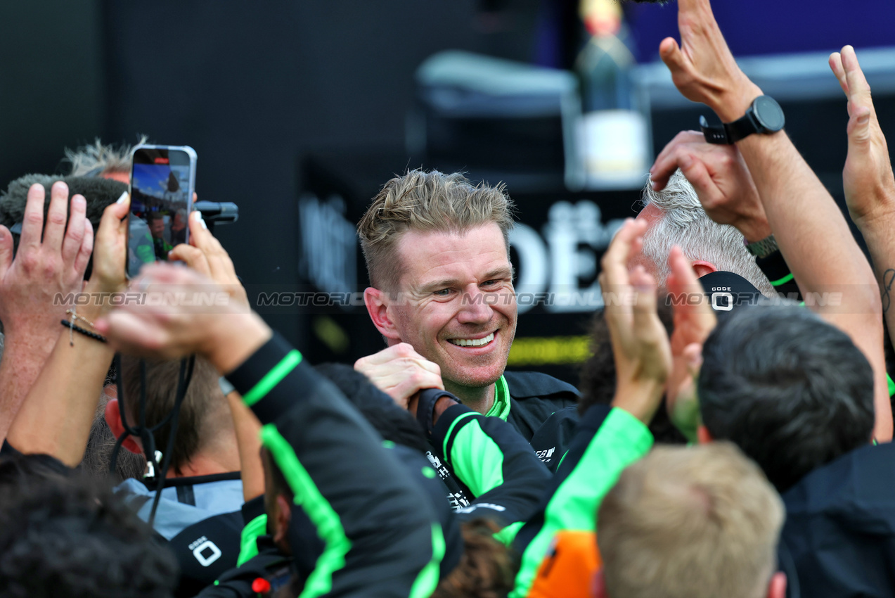 GP GRAN BRETAGNA, Nico Hulkenberg (GER) Sauber celebrates his third position in parc ferme with the team.

06.07.2025. Formula 1 World Championship, Rd 12, British Grand Prix, Silverstone, England, Gara Day.

- www.xpbimages.com, EMail: requests@xpbimages.com © Copyright: Batchelor / XPB Images