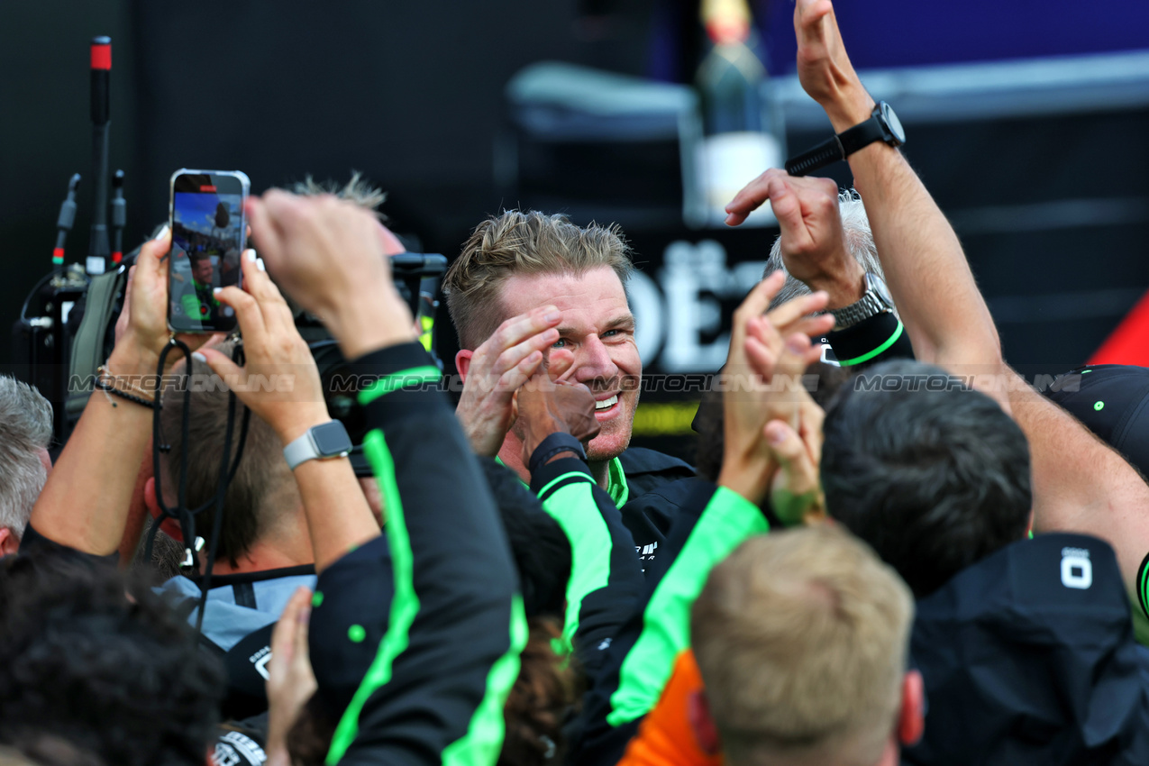 GP GRAN BRETAGNA, Nico Hulkenberg (GER) Sauber celebrates his third position in parc ferme with the team.

06.07.2025. Formula 1 World Championship, Rd 12, British Grand Prix, Silverstone, England, Gara Day.

- www.xpbimages.com, EMail: requests@xpbimages.com © Copyright: Batchelor / XPB Images