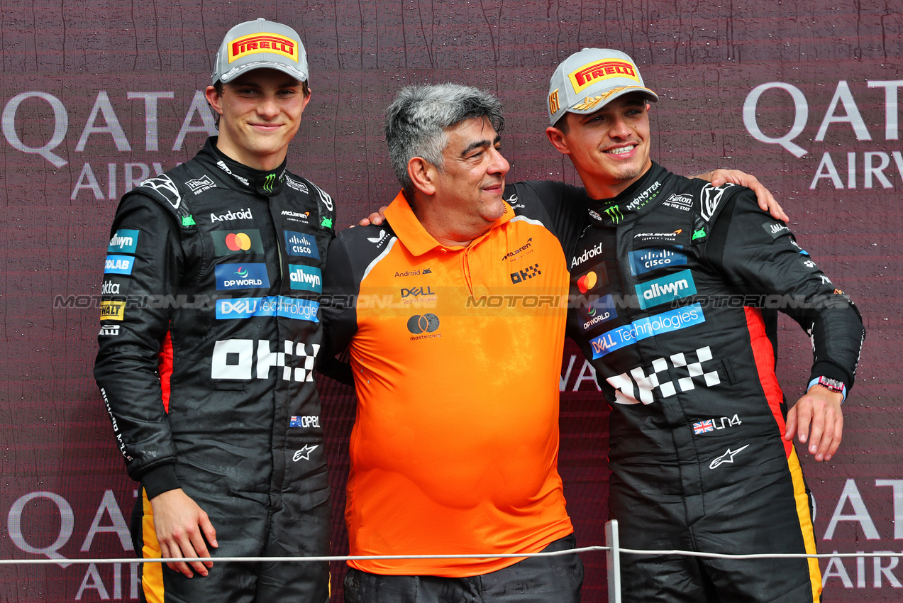 GP GRAN BRETAGNA, The podium (L to R): Oscar Piastri (AUS) McLaren, second; Peter Prodromou (GBR) McLaren Technical Director, Aerodynamics; Lando Norris (GBR) McLaren, vincitore.

06.07.2025. Formula 1 World Championship, Rd 12, British Grand Prix, Silverstone, England, Gara Day.

- www.xpbimages.com, EMail: requests@xpbimages.com © Copyright: Batchelor / XPB Images