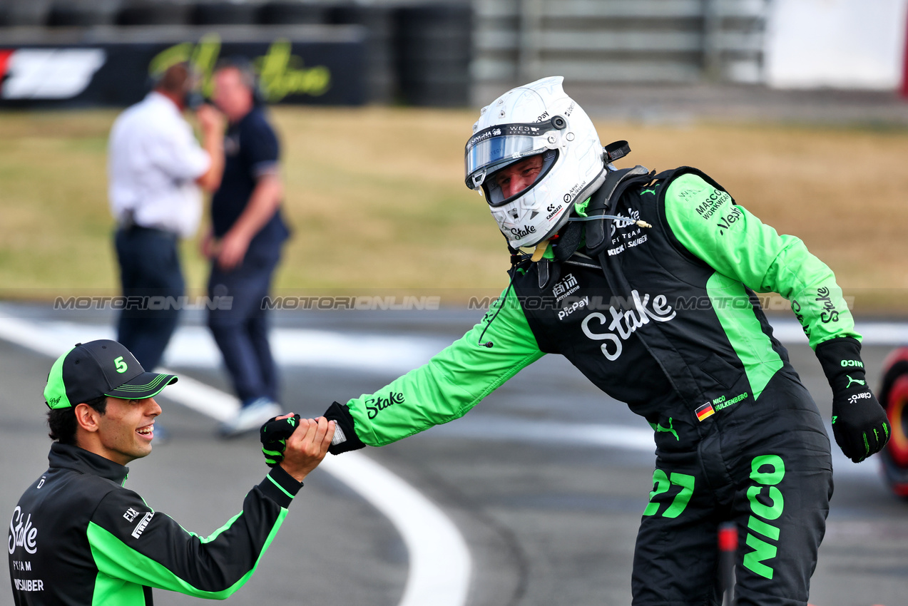 GP GRAN BRETAGNA, Nico Hulkenberg (GER) Sauber (Right) celebrates his third position with team mate Gabriel Bortoleto (BRA) Sauber in parc ferme.

06.07.2025. Formula 1 World Championship, Rd 12, British Grand Prix, Silverstone, England, Gara Day.

- www.xpbimages.com, EMail: requests@xpbimages.com © Copyright: Batchelor / XPB Images