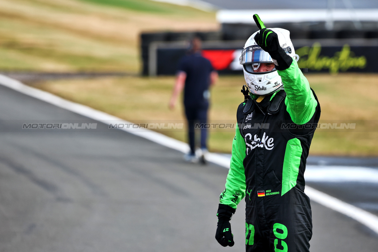 GP GRAN BRETAGNA, Nico Hulkenberg (GER) Sauber celebrates his third position in parc ferme.

06.07.2025. Formula 1 World Championship, Rd 12, British Grand Prix, Silverstone, England, Gara Day.

- www.xpbimages.com, EMail: requests@xpbimages.com © Copyright: Batchelor / XPB Images