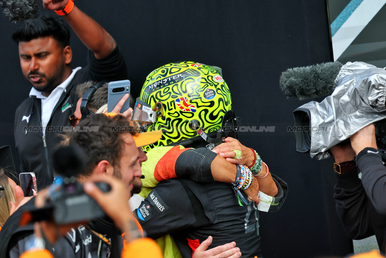 GP GRAN BRETAGNA, Gara winner Lando Norris (GBR) McLaren celebrates with his mother Cisca Wauman (BEL) in parc ferme.

06.07.2025. Formula 1 World Championship, Rd 12, British Grand Prix, Silverstone, England, Gara Day.

- www.xpbimages.com, EMail: requests@xpbimages.com © Copyright: Batchelor / XPB Images