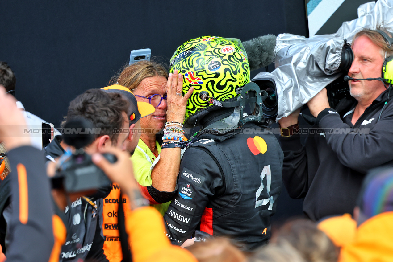 GP GRAN BRETAGNA, Gara winner Lando Norris (GBR) McLaren celebrates with his mother Cisca Wauman (BEL) in parc ferme.

06.07.2025. Formula 1 World Championship, Rd 12, British Grand Prix, Silverstone, England, Gara Day.

- www.xpbimages.com, EMail: requests@xpbimages.com © Copyright: Batchelor / XPB Images