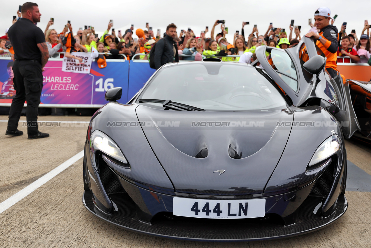 GP GRAN BRETAGNA, Lando Norris (GBR) McLaren arrives at the circuit.

06.07.2025. Formula 1 World Championship, Rd 12, British Grand Prix, Silverstone, England, Gara Day.

 - www.xpbimages.com, EMail: requests@xpbimages.com © Copyright: Rew / XPB Images