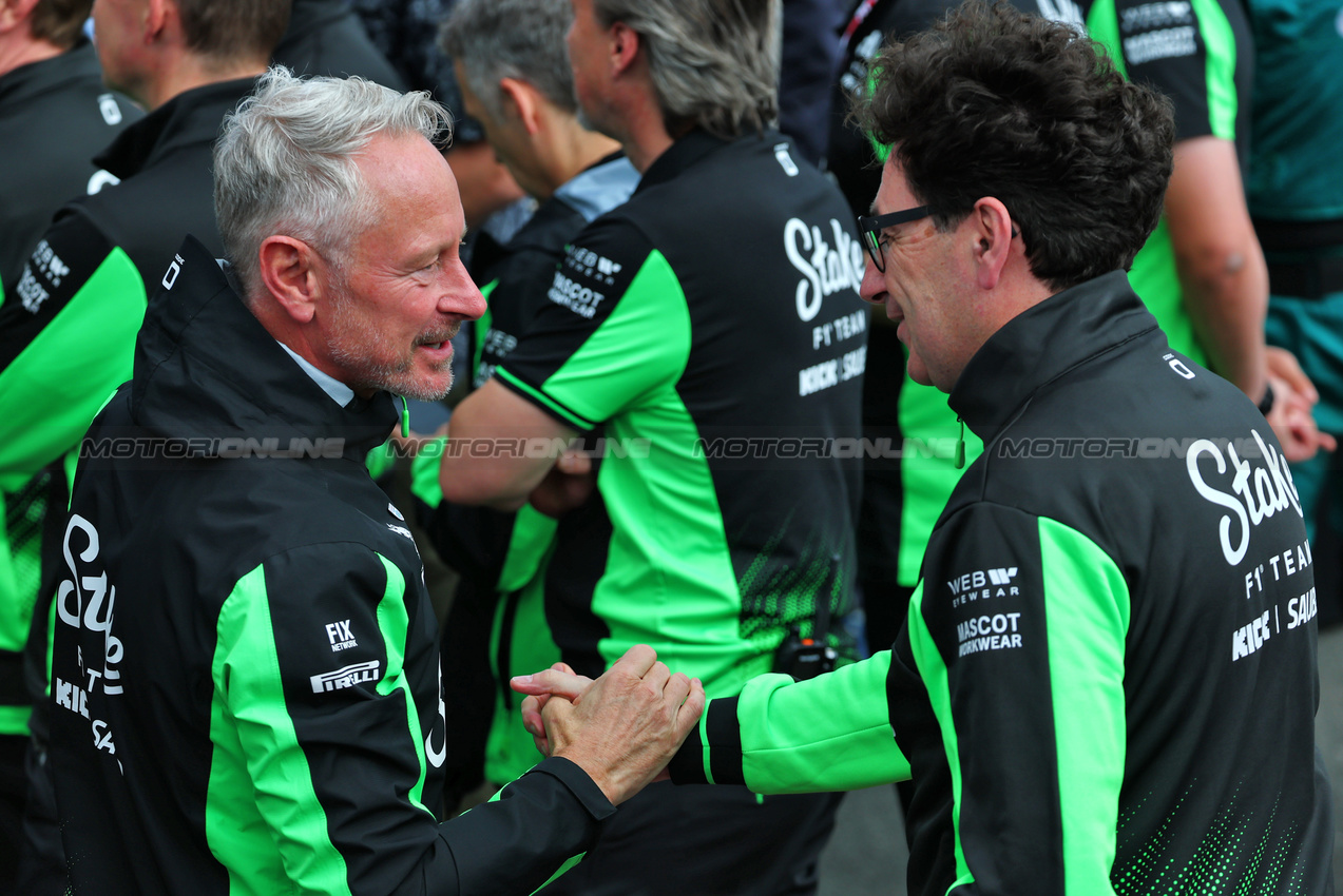 GP GRAN BRETAGNA, (L to R): Jonathan Wheatley (GBR) Sauber Team Principal celebrates with Mattia Binotto (ITA) Sauber Motorsport Chief Operating e Chief Technical Officer in parc ferme.

06.07.2025. Formula 1 World Championship, Rd 12, British Grand Prix, Silverstone, England, Gara Day.

- www.xpbimages.com, EMail: requests@xpbimages.com © Copyright: Batchelor / XPB Images
