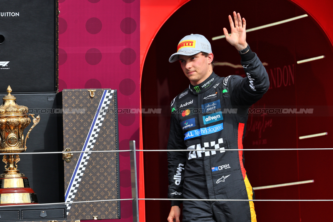 GP GRAN BRETAGNA, Oscar Piastri (AUS) McLaren celebrates his second position on the podium.

06.07.2025. Formula 1 World Championship, Rd 12, British Grand Prix, Silverstone, England, Gara Day.

- www.xpbimages.com, EMail: requests@xpbimages.com © Copyright: Batchelor / XPB Images