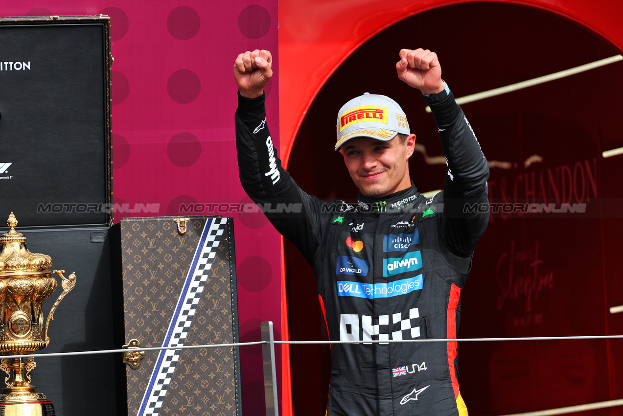 GP GRAN BRETAGNA, Gara winner Lando Norris (GBR) McLaren celebrates on the podium.

06.07.2025. Formula 1 World Championship, Rd 12, British Grand Prix, Silverstone, England, Gara Day.

- www.xpbimages.com, EMail: requests@xpbimages.com © Copyright: Batchelor / XPB Images