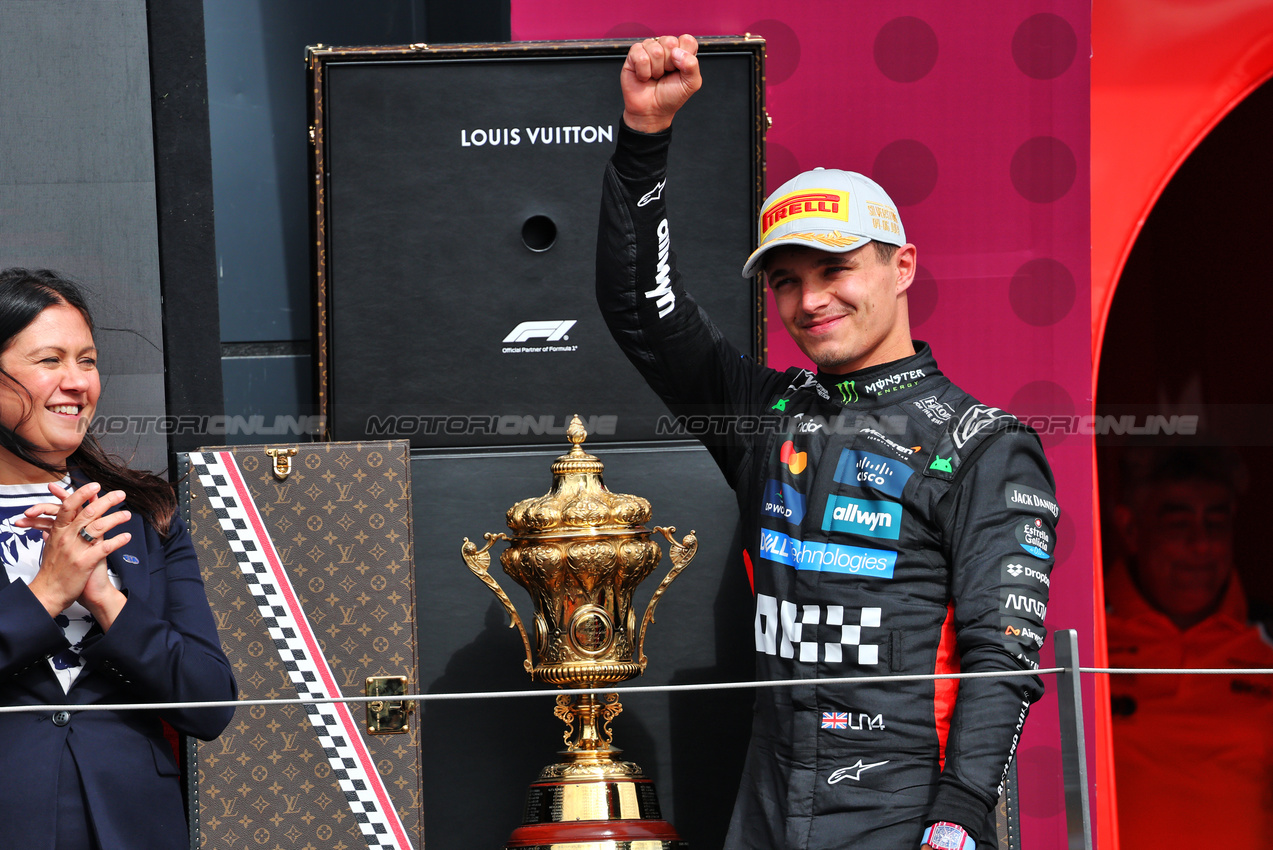 GP GRAN BRETAGNA, Gara winner Lando Norris (GBR) McLaren celebrates on the podium.

06.07.2025. Formula 1 World Championship, Rd 12, British Grand Prix, Silverstone, England, Gara Day.

- www.xpbimages.com, EMail: requests@xpbimages.com © Copyright: Batchelor / XPB Images