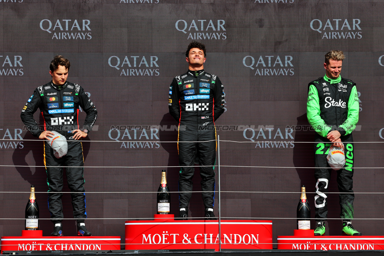 GP GRAN BRETAGNA, The podium (L to R): Oscar Piastri (AUS) McLaren, second; Lando Norris (GBR) McLaren, vincitore; Nico Hulkenberg (GER) Sauber, third.

06.07.2025. Formula 1 World Championship, Rd 12, British Grand Prix, Silverstone, England, Gara Day.

- www.xpbimages.com, EMail: requests@xpbimages.com © Copyright: Batchelor / XPB Images
