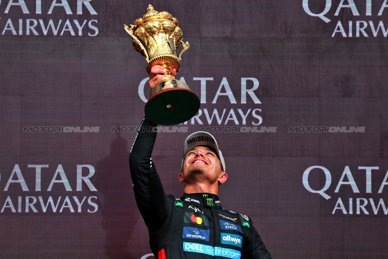 GP GRAN BRETAGNA, Gara winner Lando Norris (GBR) McLaren celebrates on the podium.

06.07.2025. Formula 1 World Championship, Rd 12, British Grand Prix, Silverstone, England, Gara Day.

- www.xpbimages.com, EMail: requests@xpbimages.com © Copyright: Batchelor / XPB Images