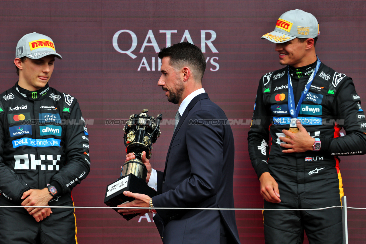 GP GRAN BRETAGNA, (L to R): Oscar Piastri (AUS) McLaren e vincitore Lando Norris (GBR) McLaren on the podium.

06.07.2025. Formula 1 World Championship, Rd 12, British Grand Prix, Silverstone, England, Gara Day.

- www.xpbimages.com, EMail: requests@xpbimages.com © Copyright: Batchelor / XPB Images