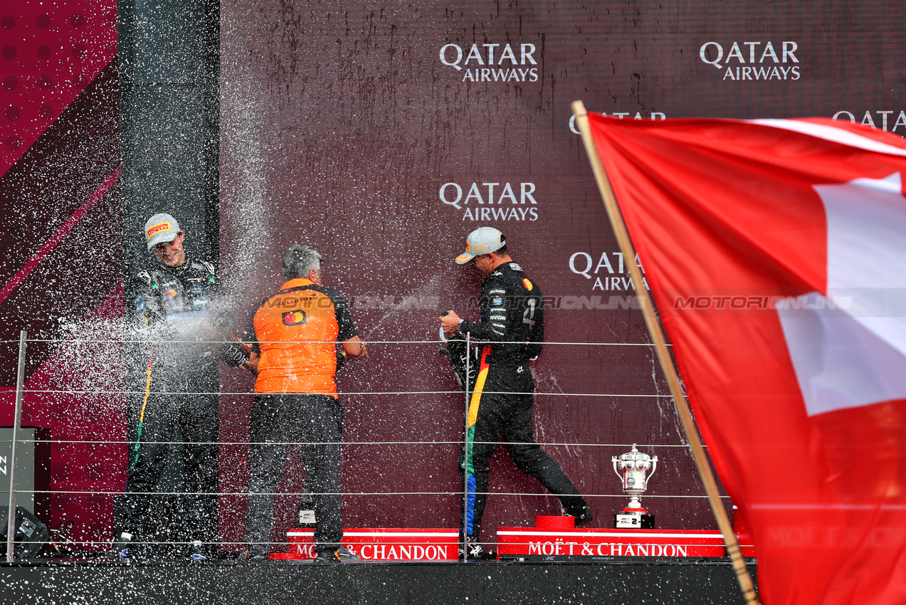 GP GRAN BRETAGNA, The podium (L to R): Oscar Piastri (AUS) McLaren, second; Peter Prodromou (GBR) McLaren Technical Director, Aerodynamics; Lando Norris (GBR) McLaren, vincitore.

06.07.2025. Formula 1 World Championship, Rd 12, British Grand Prix, Silverstone, England, Gara Day.

- www.xpbimages.com, EMail: requests@xpbimages.com © Copyright: Batchelor / XPB Images