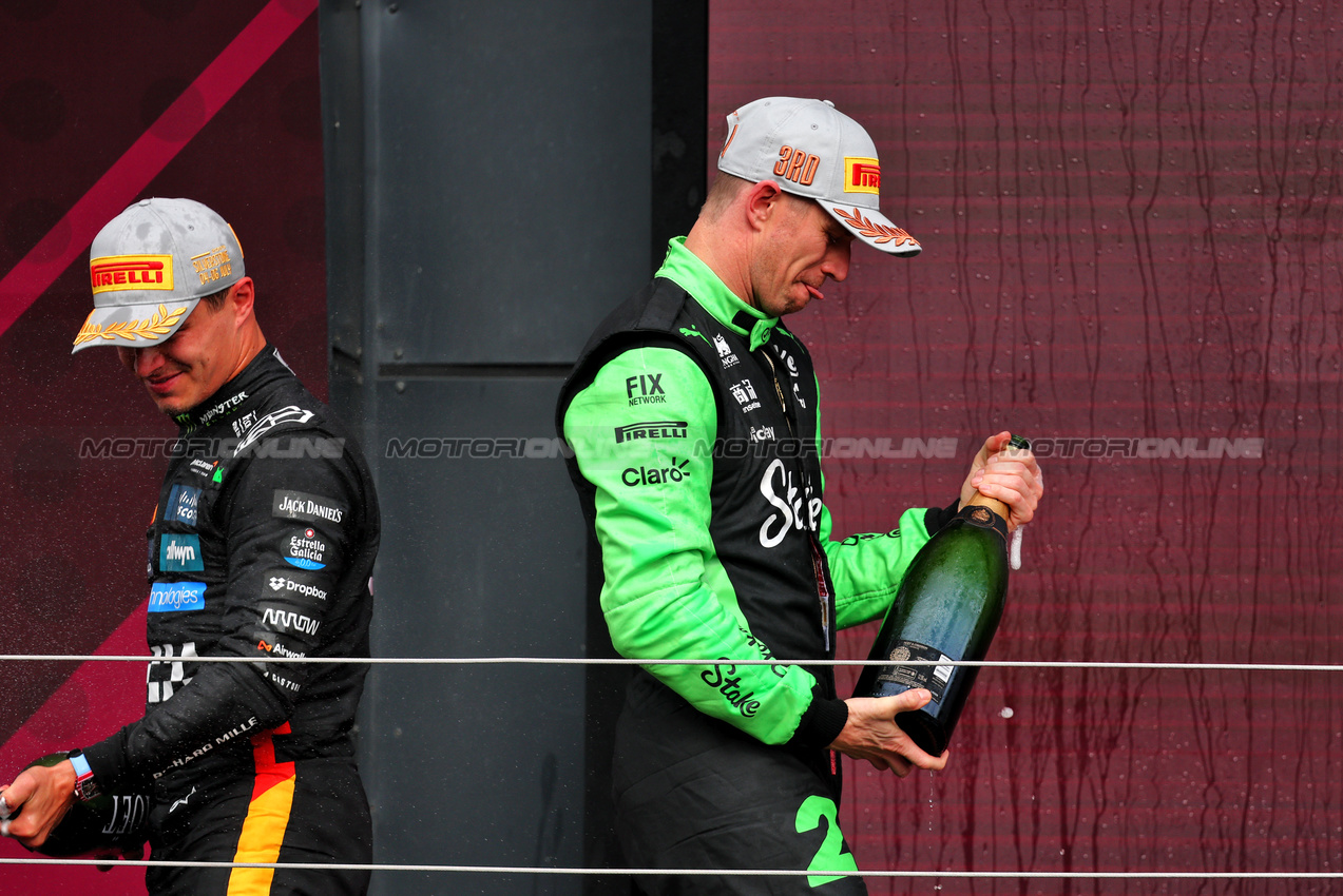 GP GRAN BRETAGNA, Nico Hulkenberg (GER) Sauber (Right) celebrates his third position on the podium with vincitore Lando Norris (GBR) McLaren.

06.07.2025. Formula 1 World Championship, Rd 12, British Grand Prix, Silverstone, England, Gara Day.

- www.xpbimages.com, EMail: requests@xpbimages.com © Copyright: Batchelor / XPB Images