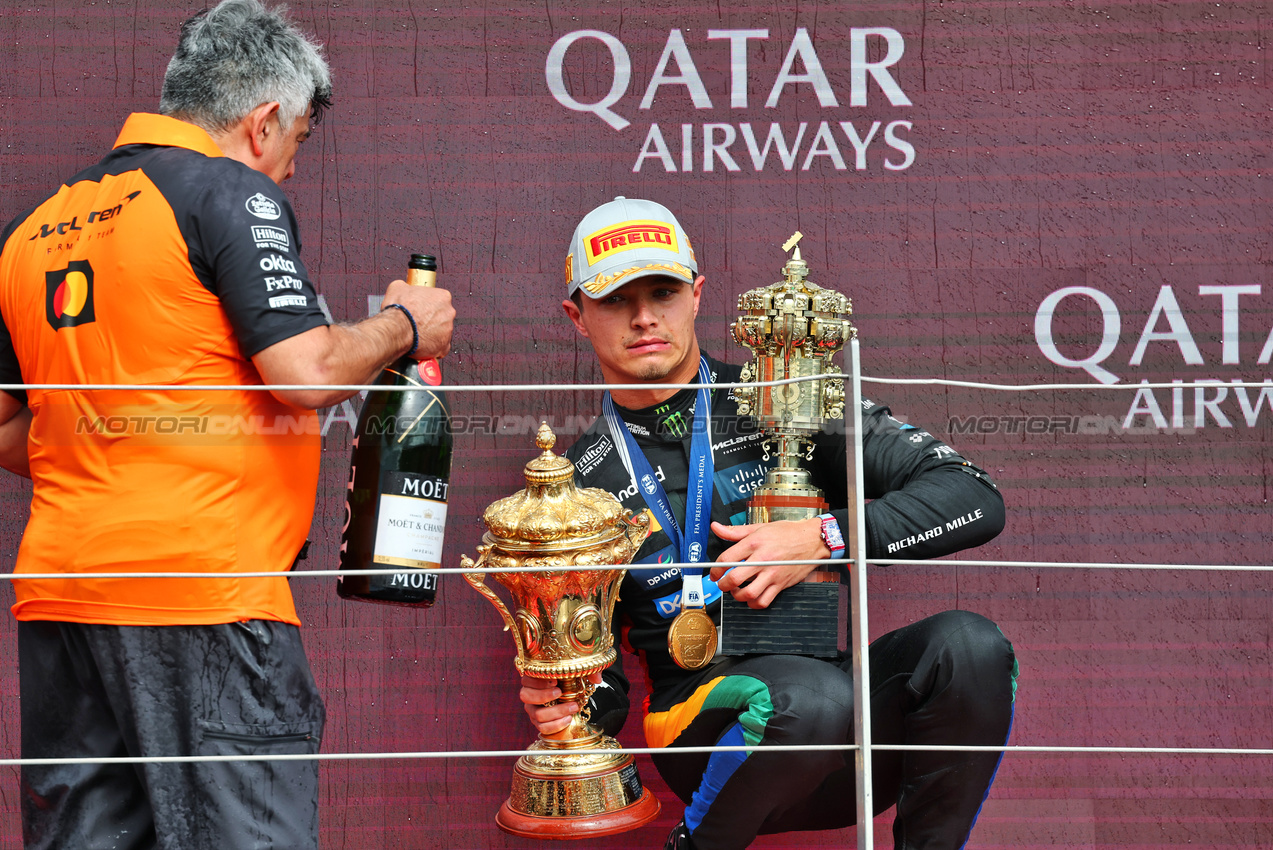 GP GRAN BRETAGNA, Gara winner Lando Norris (GBR) McLaren celebrates on the podium.

06.07.2025. Formula 1 World Championship, Rd 12, British Grand Prix, Silverstone, England, Gara Day.

- www.xpbimages.com, EMail: requests@xpbimages.com © Copyright: Batchelor / XPB Images