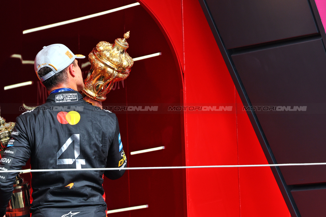 GP GRAN BRETAGNA, Gara winner Lando Norris (GBR) McLaren celebrates on the podium.

06.07.2025. Formula 1 World Championship, Rd 12, British Grand Prix, Silverstone, England, Gara Day.

- www.xpbimages.com, EMail: requests@xpbimages.com © Copyright: Batchelor / XPB Images