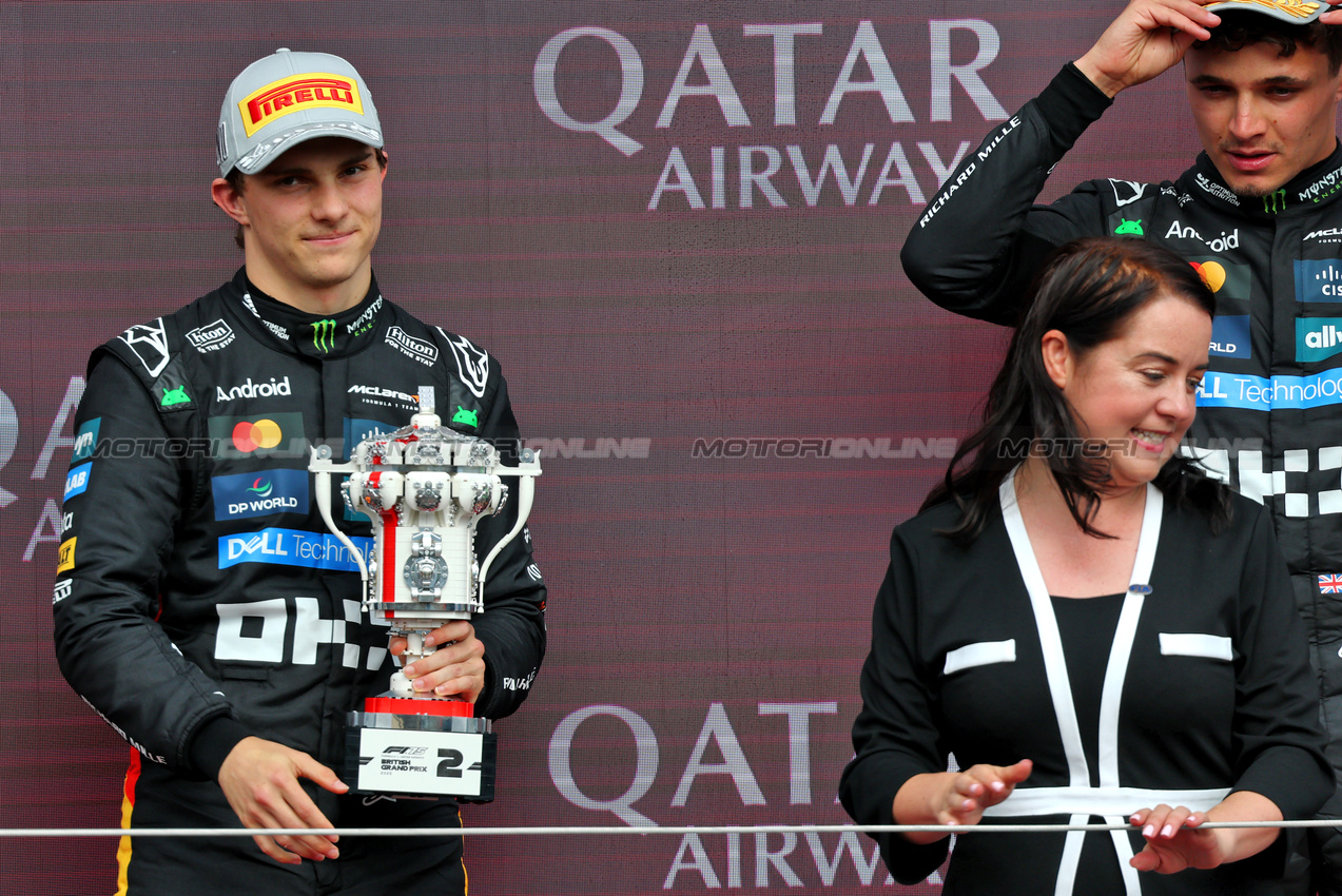 GP GRAN BRETAGNA, Second placed Oscar Piastri (AUS) McLaren on the podium.

06.07.2025. Formula 1 World Championship, Rd 12, British Grand Prix, Silverstone, England, Gara Day.

- www.xpbimages.com, EMail: requests@xpbimages.com © Copyright: Batchelor / XPB Images