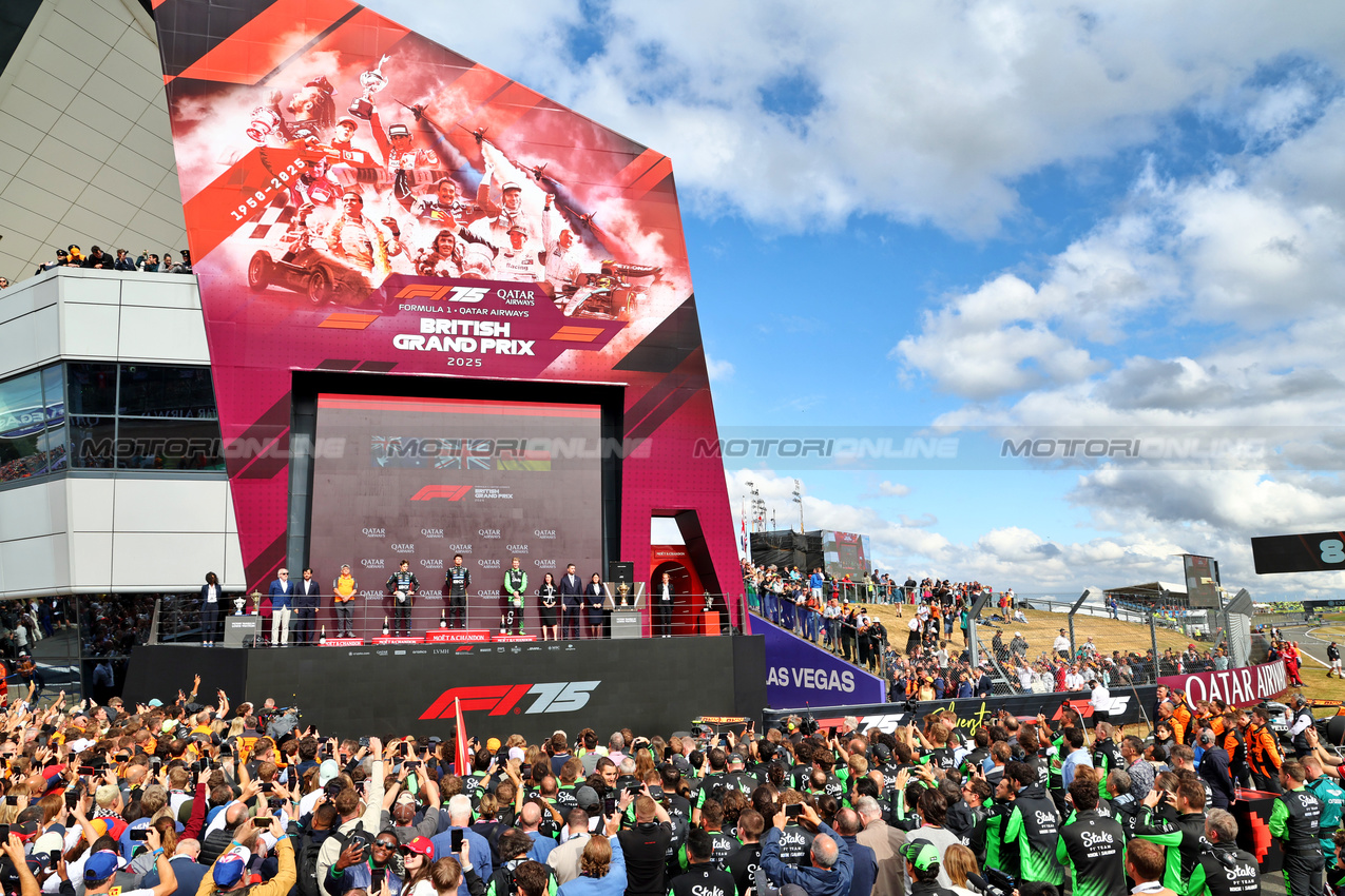 GP GRAN BRETAGNA, The podium (L to R): Peter Prodromou (GBR) McLaren Technical Director, Aerodynamics; Oscar Piastri (AUS) McLaren, second; Lando Norris (GBR) McLaren, vincitore; Nico Hulkenberg (GER) Sauber, third.

06.07.2025. Formula 1 World Championship, Rd 12, British Grand Prix, Silverstone, England, Gara Day.

- www.xpbimages.com, EMail: requests@xpbimages.com © Copyright: Batchelor / XPB Images
