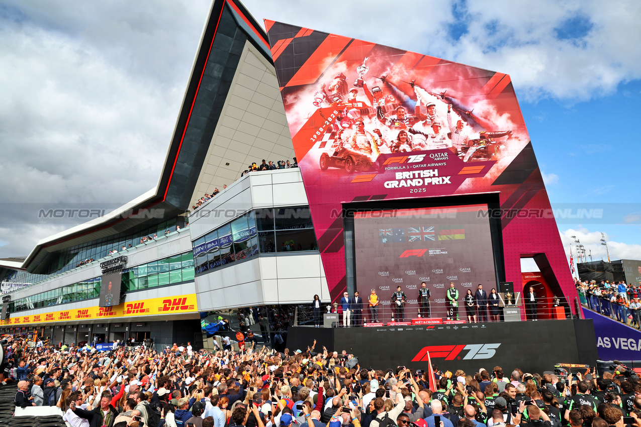 GP GRAN BRETAGNA, The podium (L to R): Peter Prodromou (GBR) McLaren Technical Director, Aerodynamics; Oscar Piastri (AUS) McLaren, second; Lando Norris (GBR) McLaren, vincitore; Nico Hulkenberg (GER) Sauber, third.

06.07.2025. Formula 1 World Championship, Rd 12, British Grand Prix, Silverstone, England, Gara Day.

- www.xpbimages.com, EMail: requests@xpbimages.com © Copyright: Batchelor / XPB Images