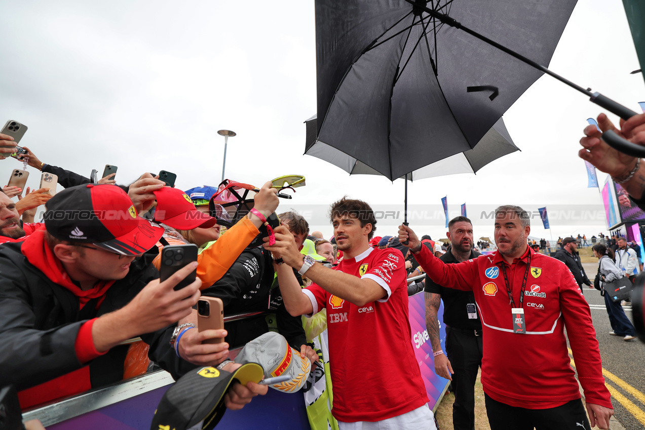 GP GRAN BRETAGNA, Charles Leclerc (MON) Ferrari with fans.

06.07.2025. Formula 1 World Championship, Rd 12, British Grand Prix, Silverstone, England, Gara Day.

 - www.xpbimages.com, EMail: requests@xpbimages.com © Copyright: Rew / XPB Images