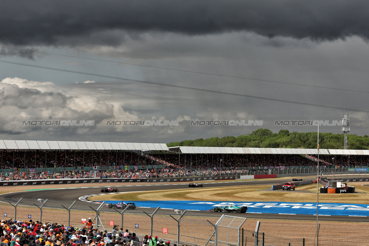 GP GRAN BRETAGNA, Fernando Alonso (ESP) Aston Martin F1 Team AMR25.

06.07.2025. Formula 1 World Championship, Rd 12, British Grand Prix, Silverstone, England, Gara Day.

- www.xpbimages.com, EMail: requests@xpbimages.com © Copyright: Bearne / XPB Images