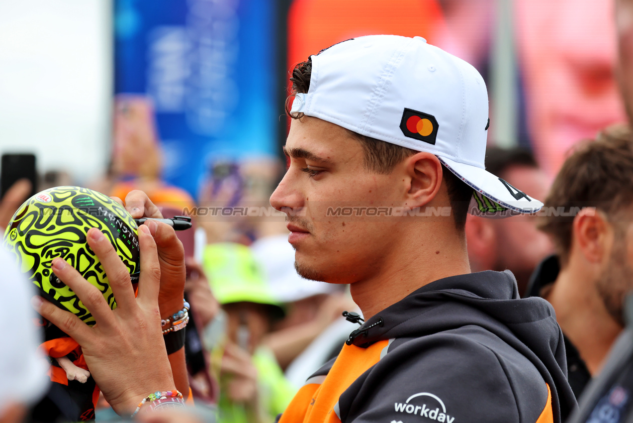 GP GRAN BRETAGNA, Lando Norris (GBR) McLaren with fans.

06.07.2025. Formula 1 World Championship, Rd 12, British Grand Prix, Silverstone, England, Gara Day.

 - www.xpbimages.com, EMail: requests@xpbimages.com © Copyright: Rew / XPB Images