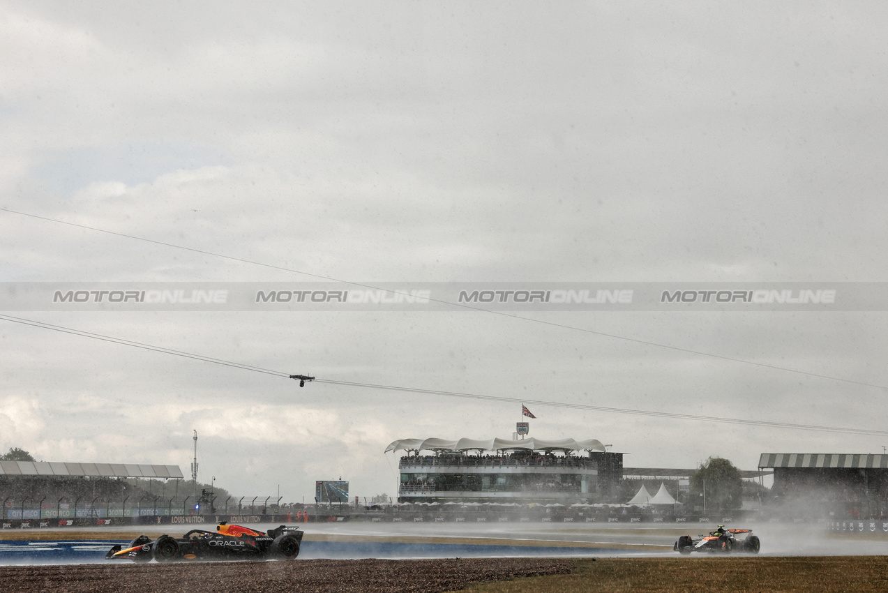 GP GRAN BRETAGNA, Max Verstappen (NLD) Red Bull Racing RB21.

06.07.2025. Formula 1 World Championship, Rd 12, British Grand Prix, Silverstone, England, Gara Day.

- www.xpbimages.com, EMail: requests@xpbimages.com © Copyright: Bearne / XPB Images