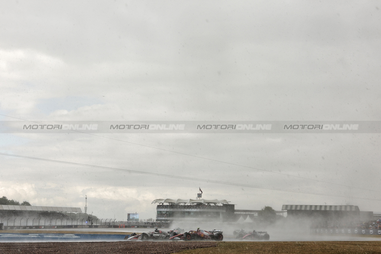 GP GRAN BRETAGNA, Esteban Ocon (FRA) Haas VF-25 e Lewis Hamilton (GBR) Ferrari SF-25.

06.07.2025. Formula 1 World Championship, Rd 12, British Grand Prix, Silverstone, England, Gara Day.

- www.xpbimages.com, EMail: requests@xpbimages.com © Copyright: Bearne / XPB Images