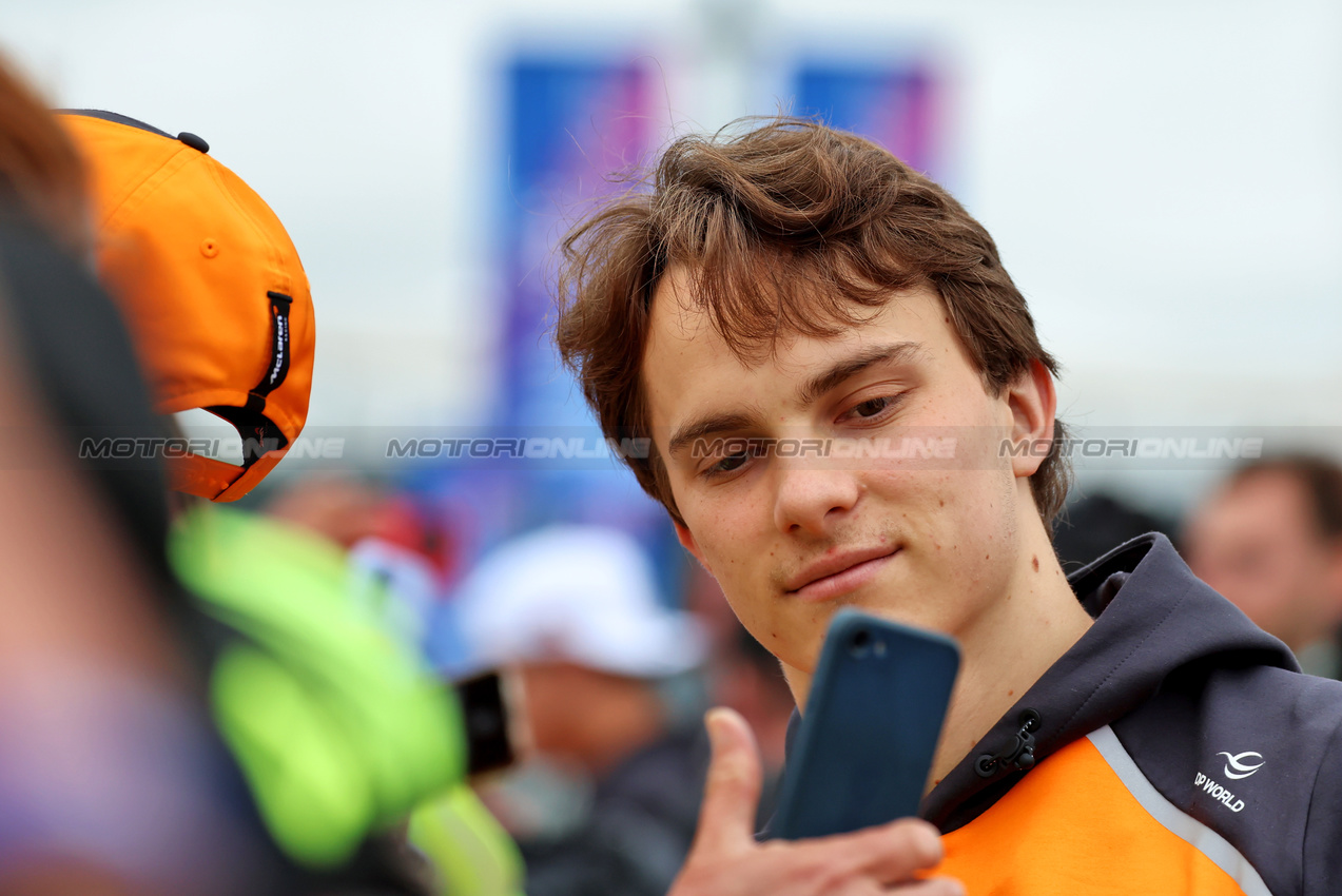 GP GRAN BRETAGNA, Oscar Piastri (AUS) McLaren with fans.

06.07.2025. Formula 1 World Championship, Rd 12, British Grand Prix, Silverstone, England, Gara Day.

 - www.xpbimages.com, EMail: requests@xpbimages.com © Copyright: Rew / XPB Images