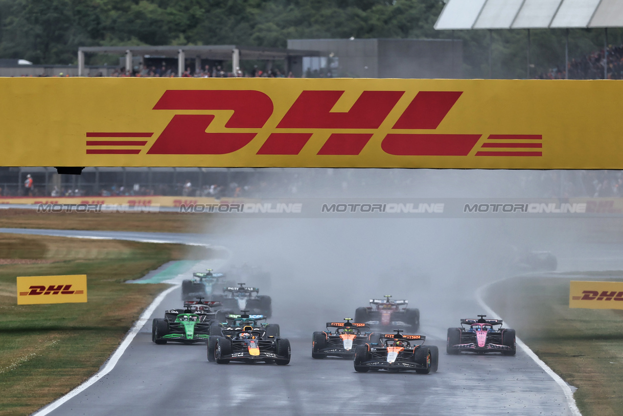 GP GRAN BRETAGNA, Oscar Piastri (AUS) McLaren MCL39 davanti a Max Verstappen (NLD) Red Bull Racing RB21 as the Mercedes FIA Safety Car heads to the pits.

06.07.2025. Formula 1 World Championship, Rd 12, British Grand Prix, Silverstone, England, Gara Day.

 - www.xpbimages.com, EMail: requests@xpbimages.com © Copyright: Rew / XPB Images