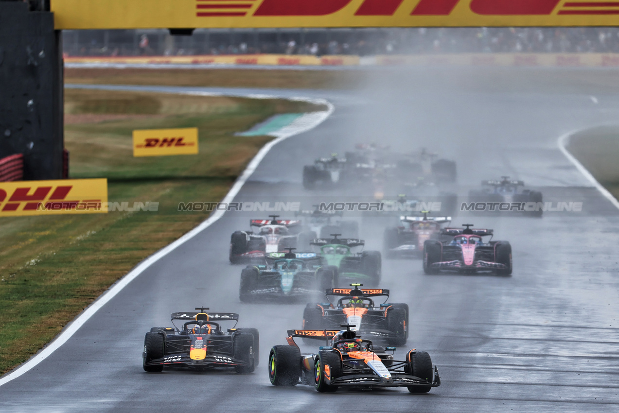 GP GRAN BRETAGNA, Oscar Piastri (AUS) McLaren MCL39 davanti a Max Verstappen (NLD) Red Bull Racing RB21 as the Mercedes FIA Safety Car heads to the pits.

06.07.2025. Formula 1 World Championship, Rd 12, British Grand Prix, Silverstone, England, Gara Day.

 - www.xpbimages.com, EMail: requests@xpbimages.com © Copyright: Rew / XPB Images