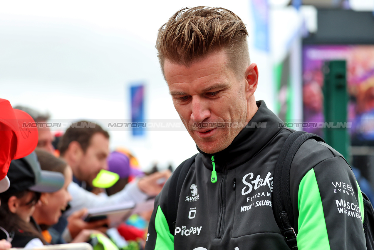 GP GRAN BRETAGNA, Nico Hulkenberg (GER) Sauber with fans.

06.07.2025. Formula 1 World Championship, Rd 12, British Grand Prix, Silverstone, England, Gara Day.

 - www.xpbimages.com, EMail: requests@xpbimages.com © Copyright: Rew / XPB Images