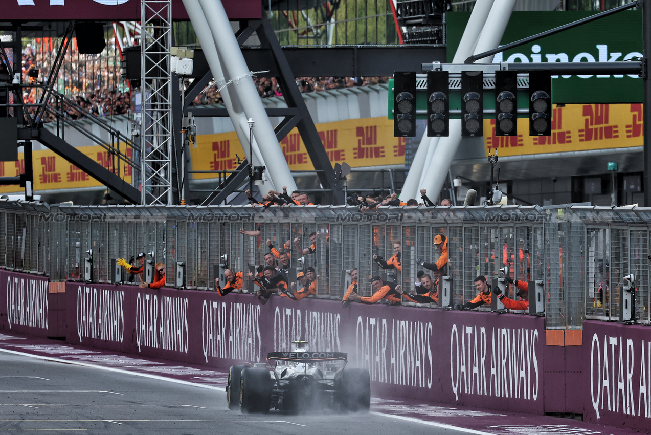 GP GRAN BRETAGNA, Gara winner Lando Norris (GBR) McLaren MCL39 takes the chequered flag at the end of the race.

06.07.2025. Formula 1 World Championship, Rd 12, British Grand Prix, Silverstone, England, Gara Day.

- www.xpbimages.com, EMail: requests@xpbimages.com © Copyright: Moy / XPB Images