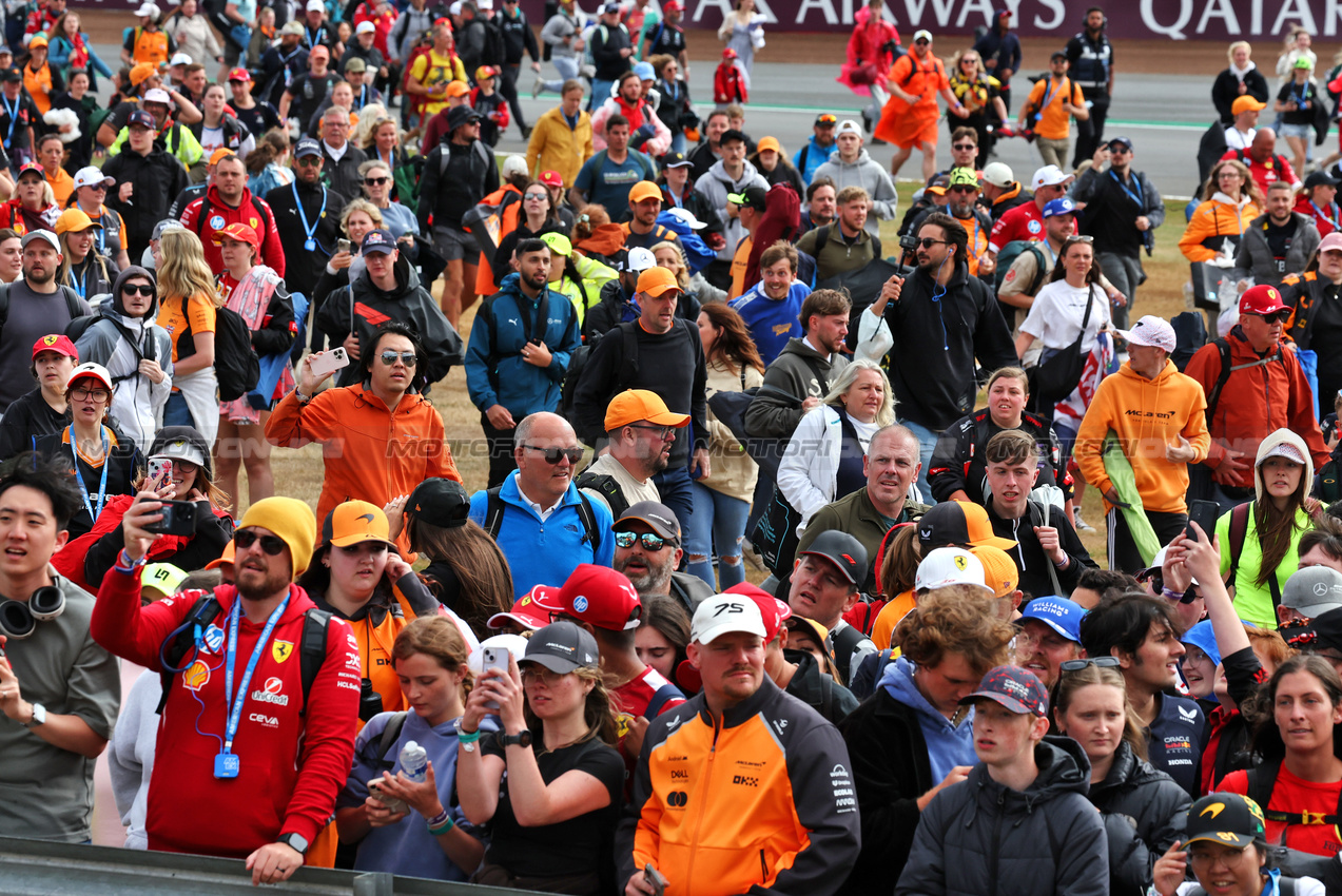 GP GRAN BRETAGNA, Circuit Atmosfera - fans invade the circuit at the end of the race.

06.07.2025. Formula 1 World Championship, Rd 12, British Grand Prix, Silverstone, England, Gara Day.

- www.xpbimages.com, EMail: requests@xpbimages.com © Copyright: Moy / XPB Images