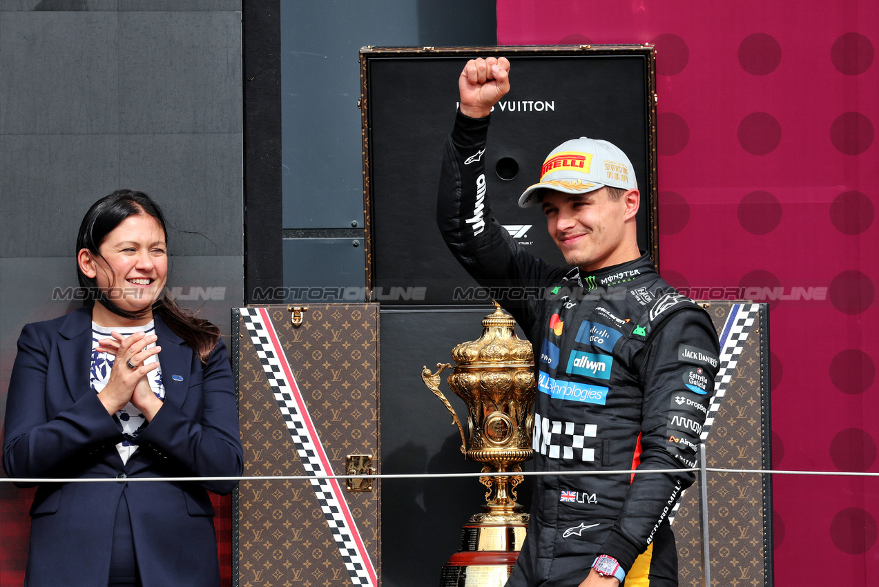 GP GRAN BRETAGNA, Gara winner Lando Norris (GBR) McLaren celebrates on the podium.

06.07.2025. Formula 1 World Championship, Rd 12, British Grand Prix, Silverstone, England, Gara Day.

- www.xpbimages.com, EMail: requests@xpbimages.com © Copyright: Moy / XPB Images