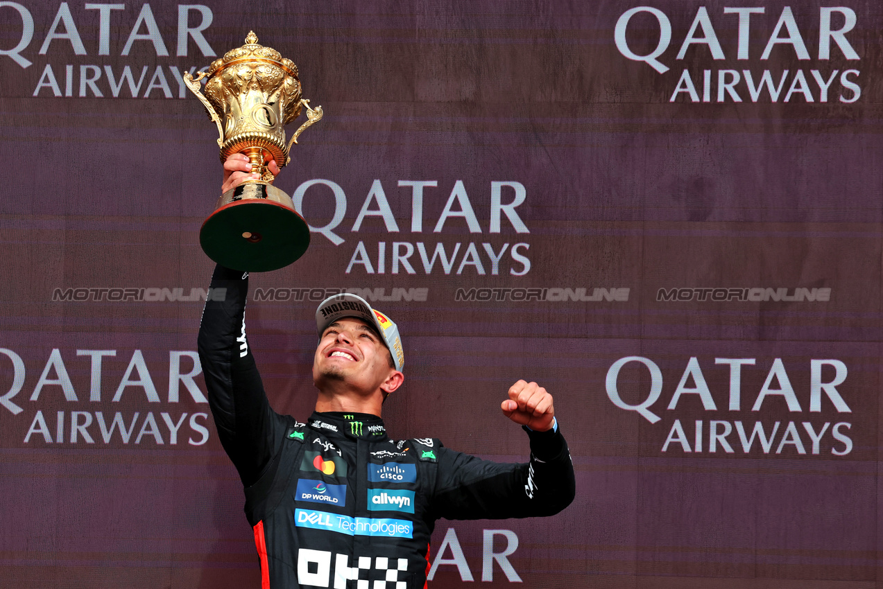 GP GRAN BRETAGNA, Gara winner Lando Norris (GBR) McLaren celebrates on the podium.

06.07.2025. Formula 1 World Championship, Rd 12, British Grand Prix, Silverstone, England, Gara Day.

- www.xpbimages.com, EMail: requests@xpbimages.com © Copyright: Moy / XPB Images