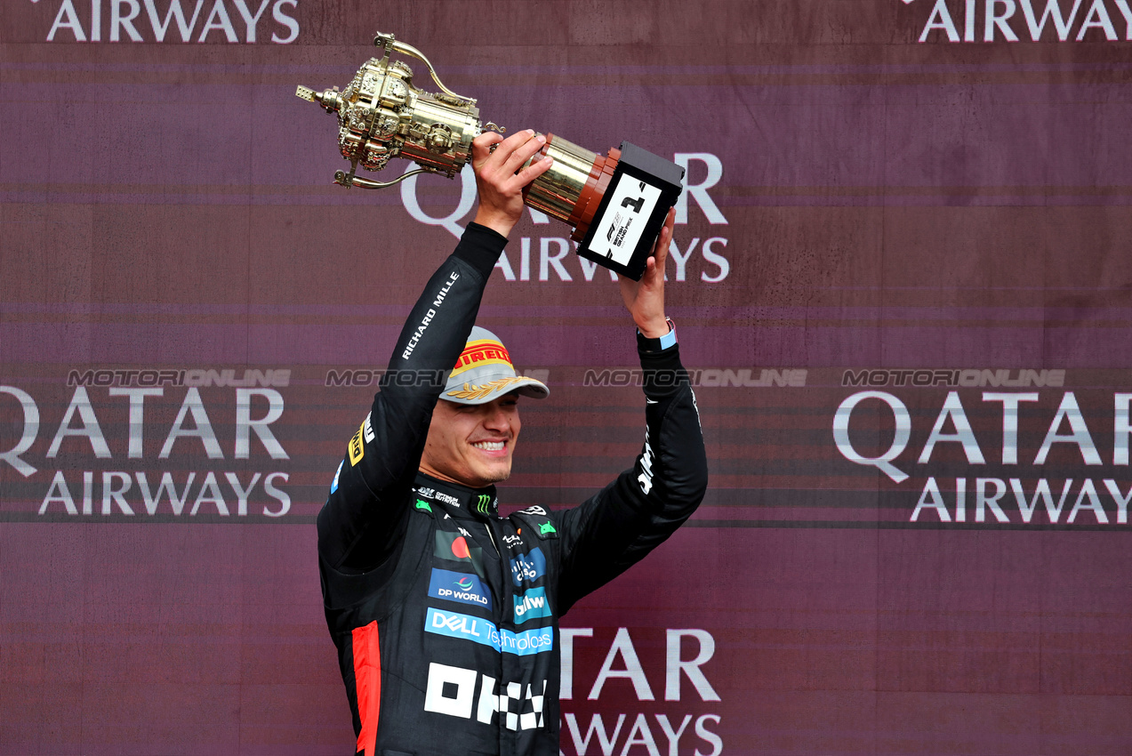 GP GRAN BRETAGNA, Gara winner Lando Norris (GBR) McLaren celebrates on the podium.

06.07.2025. Formula 1 World Championship, Rd 12, British Grand Prix, Silverstone, England, Gara Day.

- www.xpbimages.com, EMail: requests@xpbimages.com © Copyright: Moy / XPB Images