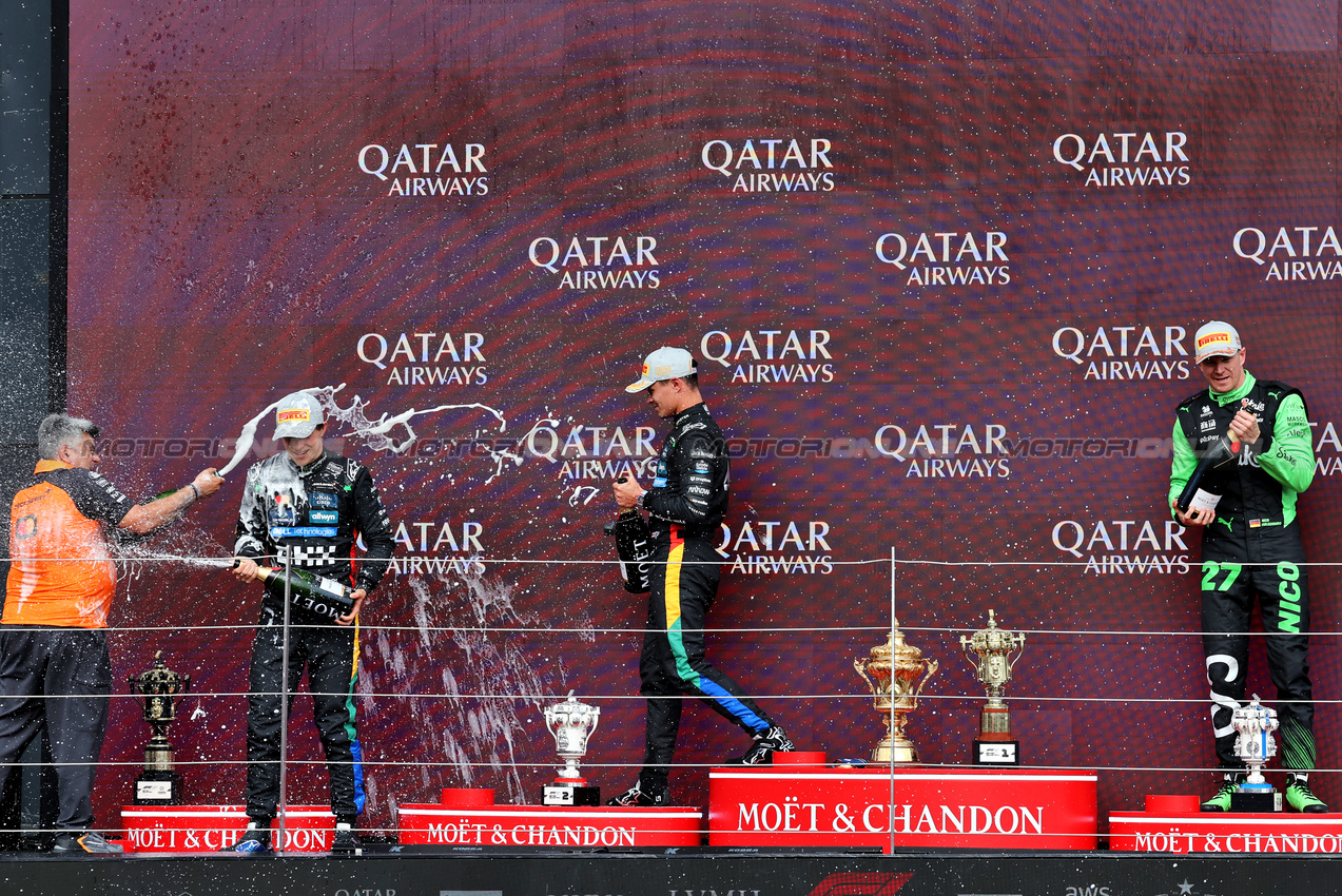 GP GRAN BRETAGNA, The podium (L to R): Peter Prodromou (GBR) McLaren Technical Director, Aerodynamics; Oscar Piastri (AUS) McLaren, second; Lando Norris (GBR) McLaren, vincitore; Nico Hulkenberg (GER) Sauber, third.

06.07.2025. Formula 1 World Championship, Rd 12, British Grand Prix, Silverstone, England, Gara Day.

- www.xpbimages.com, EMail: requests@xpbimages.com © Copyright: Moy / XPB Images