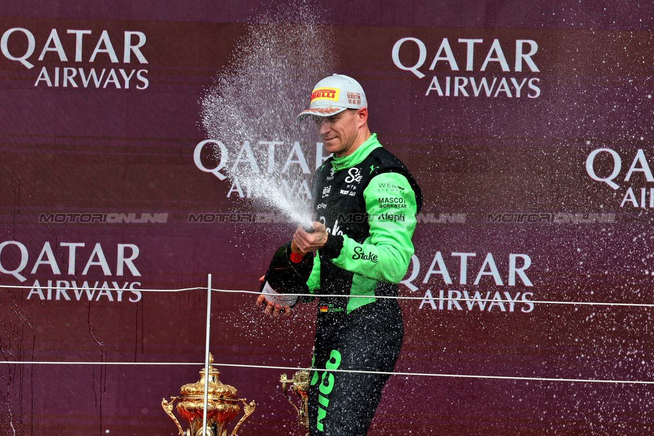 GP GRAN BRETAGNA, Nico Hulkenberg (GER) Sauber celebrates his third position on the podium.

06.07.2025. Formula 1 World Championship, Rd 12, British Grand Prix, Silverstone, England, Gara Day.

- www.xpbimages.com, EMail: requests@xpbimages.com © Copyright: Moy / XPB Images