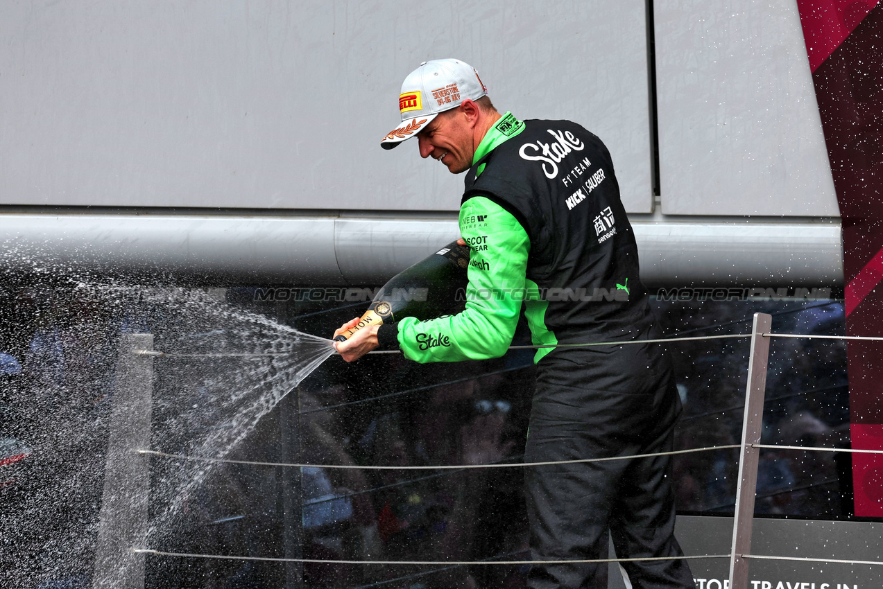 GP GRAN BRETAGNA, Nico Hulkenberg (GER) Sauber celebrates his third position on the podium.

06.07.2025. Formula 1 World Championship, Rd 12, British Grand Prix, Silverstone, England, Gara Day.

- www.xpbimages.com, EMail: requests@xpbimages.com © Copyright: Moy / XPB Images
