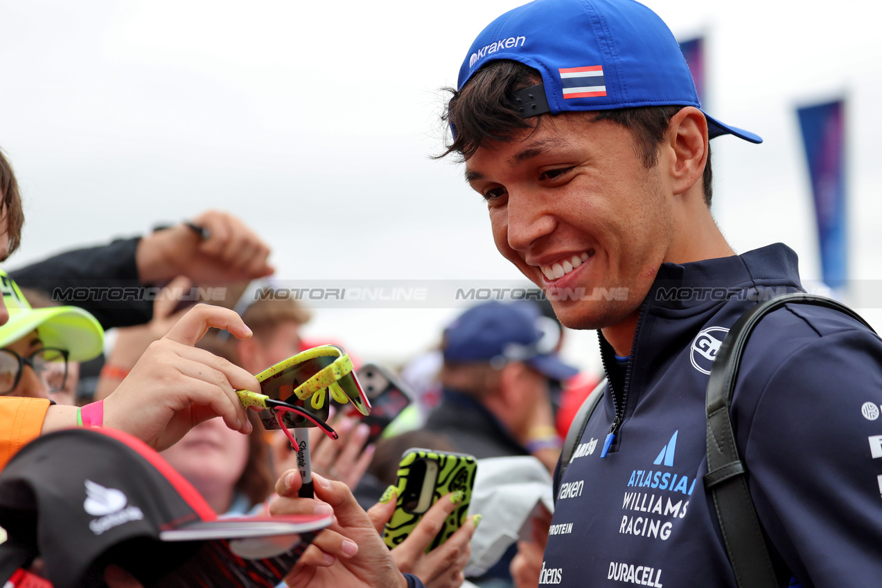 GP GRAN BRETAGNA, Alexander Albon (THA) Atlassian Williams Racing with fans.

06.07.2025. Formula 1 World Championship, Rd 12, British Grand Prix, Silverstone, England, Gara Day.

 - www.xpbimages.com, EMail: requests@xpbimages.com © Copyright: Rew / XPB Images