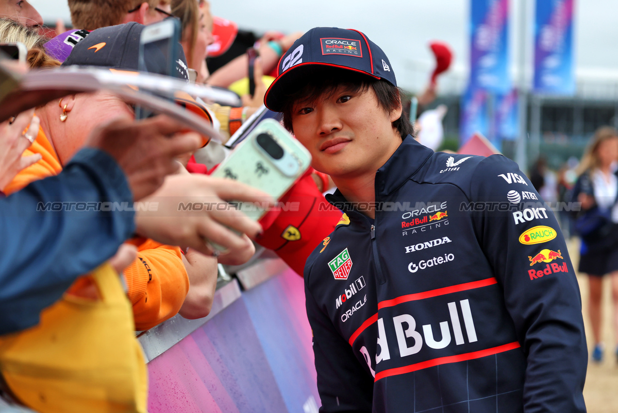 GP GRAN BRETAGNA, Yuki Tsunoda (JPN) Red Bull Racing with fans.

06.07.2025. Formula 1 World Championship, Rd 12, British Grand Prix, Silverstone, England, Gara Day.

 - www.xpbimages.com, EMail: requests@xpbimages.com © Copyright: Rew / XPB Images