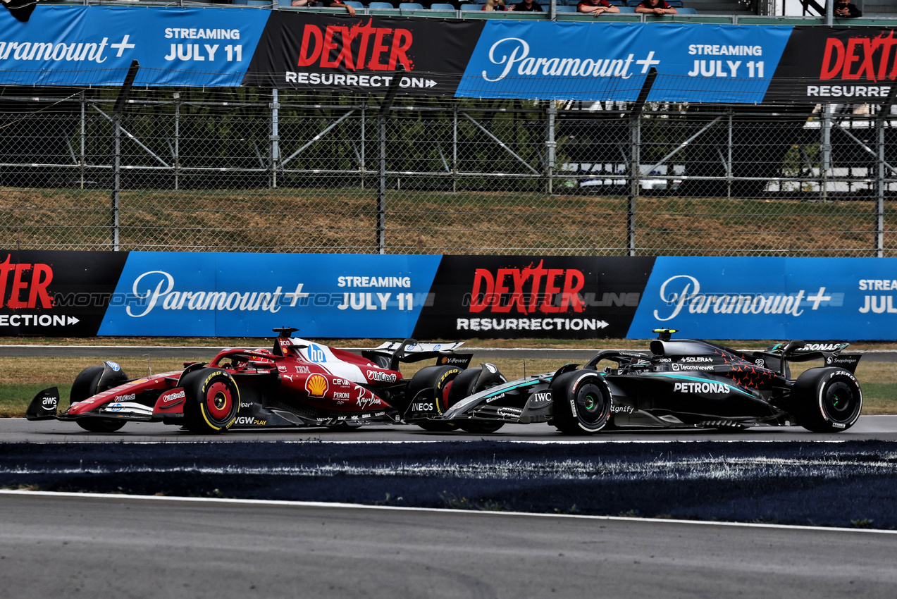 GP GRAN BRETAGNA, Lewis Hamilton (GBR) Ferrari SF-25 e Andrea Kimi Antonelli (ITA) Mercedes AMG F1 W16 battle for position.

06.07.2025. Formula 1 World Championship, Rd 12, British Grand Prix, Silverstone, England, Gara Day.

- www.xpbimages.com, EMail: requests@xpbimages.com © Copyright: Moy / XPB Images