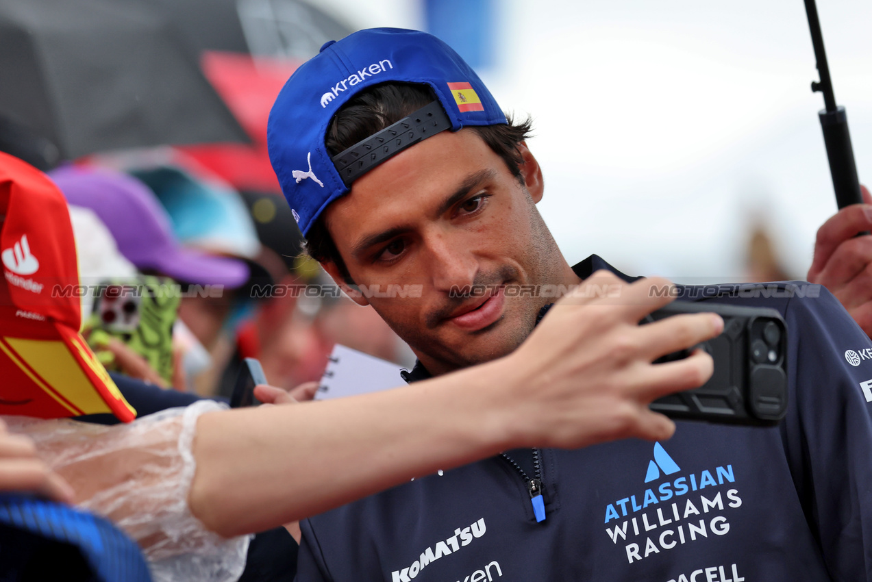 GP GRAN BRETAGNA, Carlos Sainz (ESP) Atlassian Williams Racing with fans.

06.07.2025. Formula 1 World Championship, Rd 12, British Grand Prix, Silverstone, England, Gara Day.

 - www.xpbimages.com, EMail: requests@xpbimages.com © Copyright: Rew / XPB Images