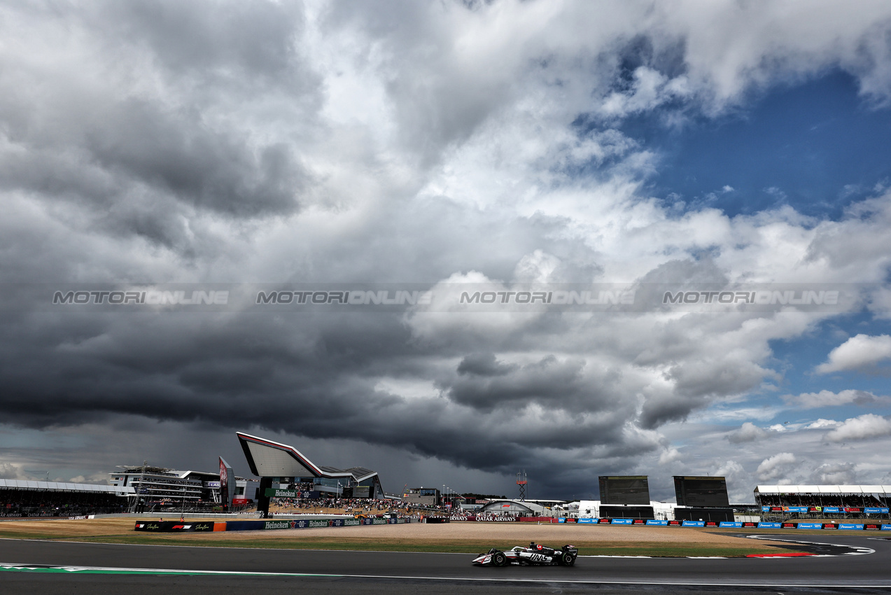 GP GRAN BRETAGNA, Esteban Ocon (FRA) Haas VF-25.

06.07.2025. Formula 1 World Championship, Rd 12, British Grand Prix, Silverstone, England, Gara Day.

- www.xpbimages.com, EMail: requests@xpbimages.com © Copyright: Moy / XPB Images